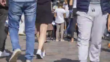 Yazın sokakta yürüyen tanınmayan insanlar