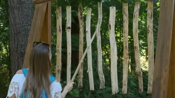 Mujer tocando música en palos de madera — Vídeo de stock