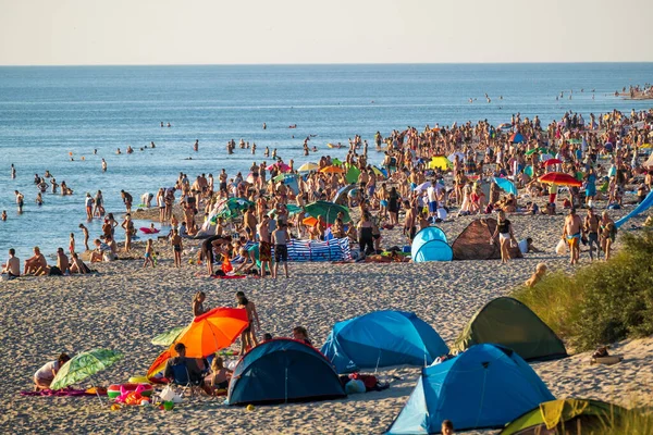 Fullsatt strand på sommardagen — Stockfoto