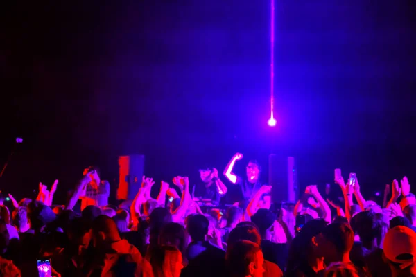 Crowd and DJs dancing during party — Stock Photo, Image