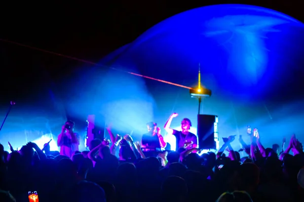 DJs engajando a multidão durante a festa — Fotografia de Stock