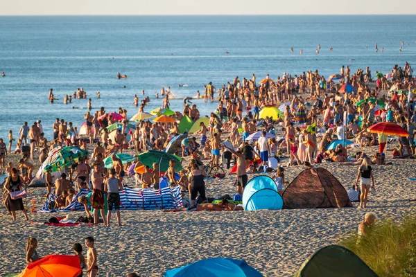 Overvolle strand op zomerdag — Stockfoto