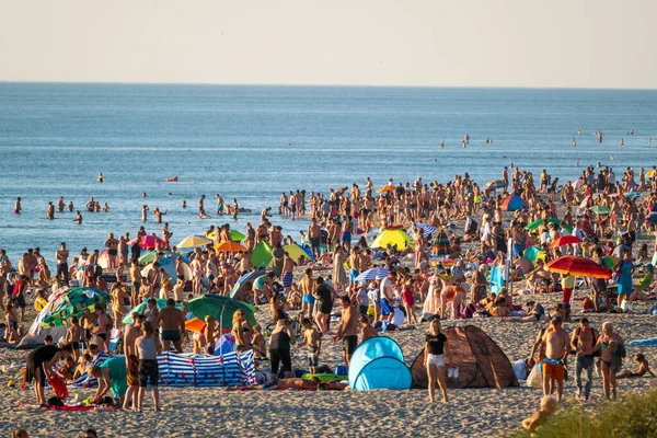 Fullsatt strand på sommardagen — Stockfoto