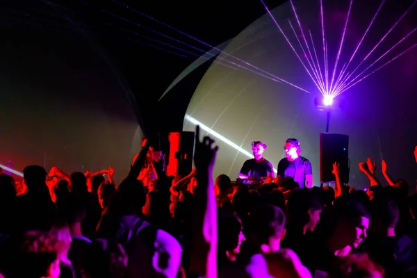 Tömeg és DJ-k táncolnak a buli alatt. — Stock Fotó