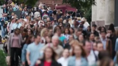 Sokakta yürüyen tanınmayan bir sürü insan.