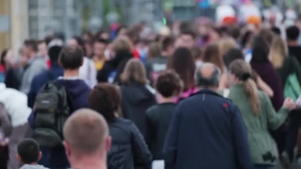 Mucha gente caminando por la calle en la ciudad — Vídeos de Stock