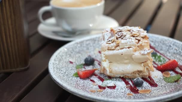 Deliciosa sobremesa no prato no café ao ar livre — Vídeo de Stock