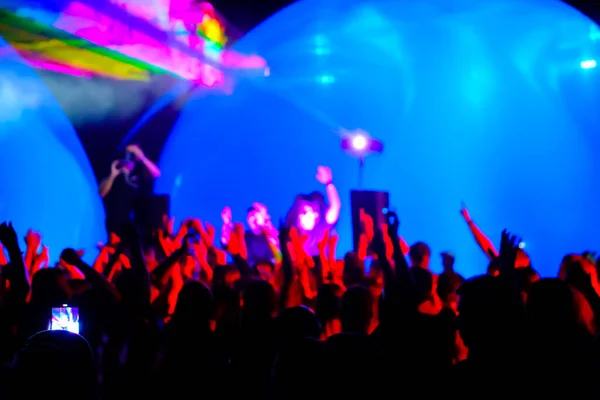 Multidão e DJs dançando durante a festa — Fotografia de Stock