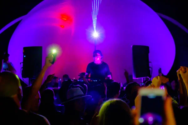 Multidão e DJs dançando durante a festa — Fotografia de Stock