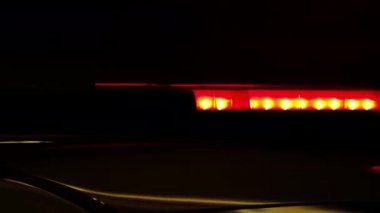 Polis arabasının ışıkları karanlıkta yanıp sönüyor