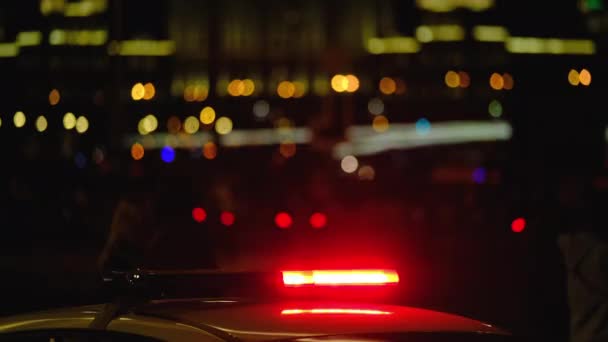 Carro de polícia com luzes piscando na cidade — Vídeo de Stock