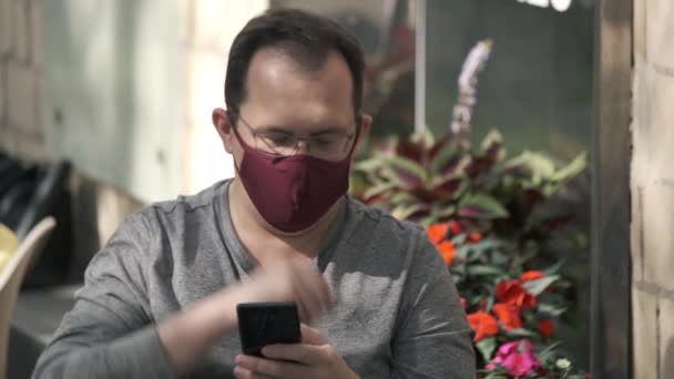Χαρούμενος άντρας που βγάζει τη μάσκα του στο δρόμο — Αρχείο Βίντεο