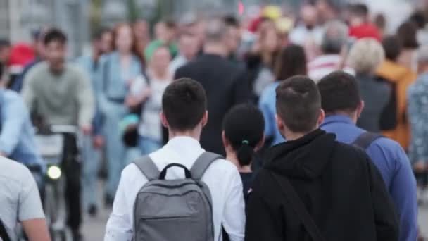 Veel mensen lopen langs straat in de stad — Stockvideo