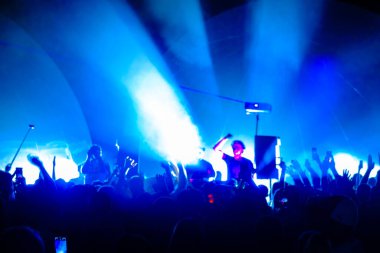 Parti boyunca kalabalık ve DJ 'ler dans ediyor.