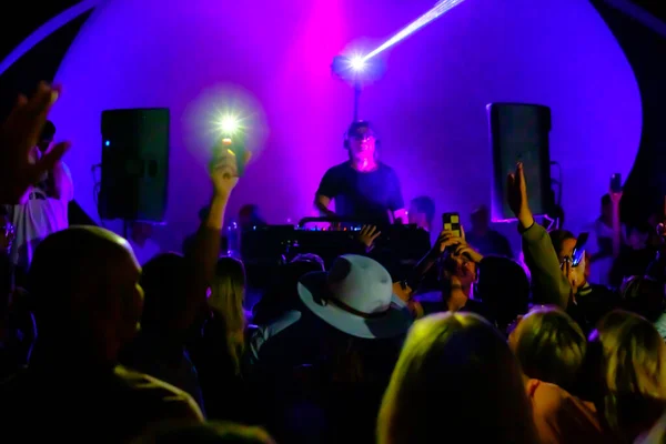 Menschenmenge und DJs tanzen bei Party — Stockfoto