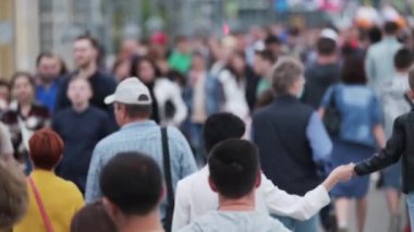 Şehirde sokakta yürüyen çok insan var.