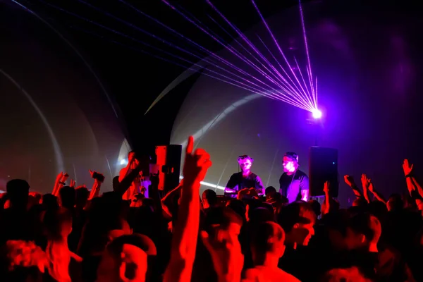 Parti boyunca kalabalık ve DJ 'ler dans ediyor. — Stok fotoğraf