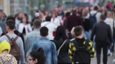 Şehirde sokakta yürüyen çok insan var.