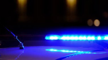Polis arabasının ışıkları karanlıkta yanıp sönüyor