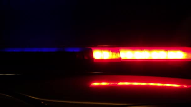 Luces del coche de policía parpadeando en oscuridad — Vídeos de Stock