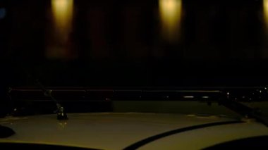 Polis arabasının ışıkları karanlıkta yanıp sönüyor