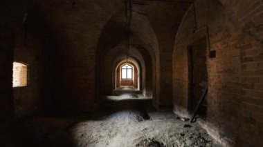 Eski tuğla binanın koridorunda yürü