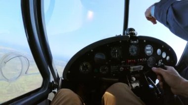 Kırsal kesimlerde uçağın pilotu.