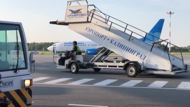 Vehículos industriales que circulan en aeródromo — Vídeo de stock