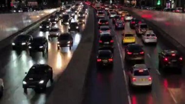 Geceleri şehirde trafik sıkışıklığı
