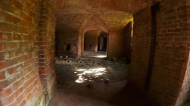 Yıkılmış eski tuğla yapı keşfi