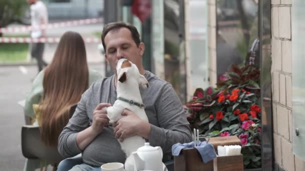 Dojrzałe mężczyzna dając przekąskę dla psa z usta — Wideo stockowe