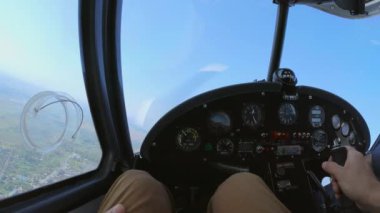 Kırsal kesimlerde uçağın pilotu.