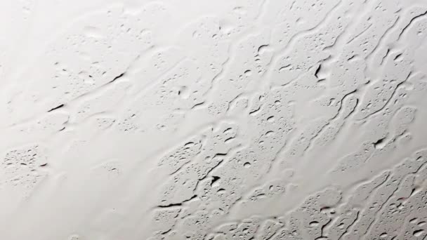 Gocce di pioggia scorrevoli su vetro bagnato — Video Stock