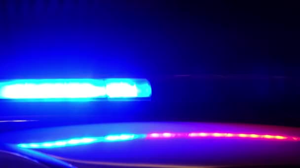 Luces del coche de policía parpadeando en oscuridad — Vídeo de stock