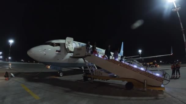 Passagiere steigen am internationalen Flughafen Wnukowo aus dem Flugzeug des Billigfliegers Pobeda aus — Stockvideo