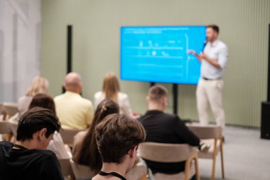 Odaklanmış konuşmacı profesyonel bir atölye sırasında sunum sunar..