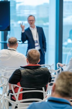 Çağdaş mekan gösterim etkileşiminde seminer sırasında seyirciye iş dünyasından profesyonel sunum sunumu