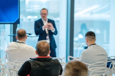 Modern konferans ortamında doğal ışık ile meşgul seyircilere iş profesyonelliği sunumu