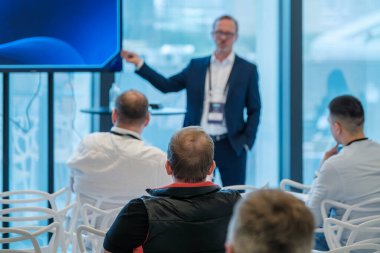 Profesyonel konulara değinen konferansta katılımcılara iş kavramlarını sunan sözcü.