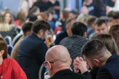 Bir ağ etkinliğindeki kalabalık, tartışmalar ve işbirliğiyle meşgul..