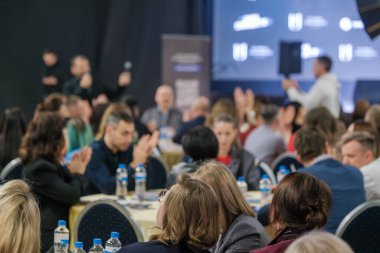 Bir konferans veya seminer için toplanan büyük bir profesyonel grubu konuşmalar ve tartışmalar