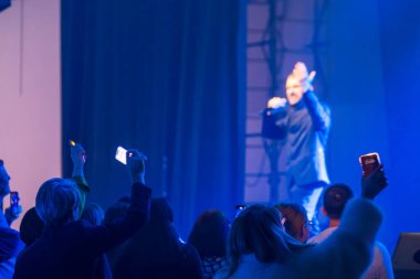 Canlı sahnede canlı performans seyircilerin tezahüratlarıyla cep telefonlarıyla anları yakalıyor..