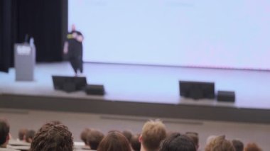 Modern bir konferans salonunda konferans ya da profesyonel sunuma katılan seyirciler