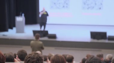 Profesyonel bir etkinlik sırasında sunum. Katılımcıyla etkileşimli oturum başlatıcıComment.