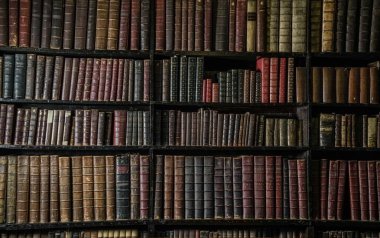 Manchester 'daki Chethams Kütüphanesi' nde antika kitaplarla dolu bir kitaplık..