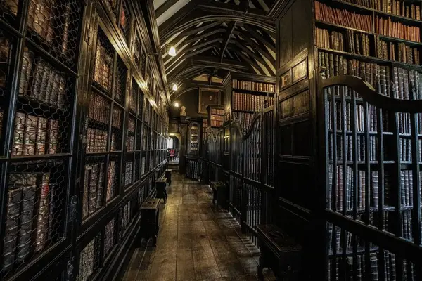 İngiltere 'nin en eski kütüphanelerinden birinin iç görünümü 