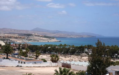 Fuerteventura, Kanarya Adaları - 19 Temmuz 2019. Güzel bir yerleşim yeri manzarası ve Costa Calma plajı..