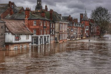 York, Birleşik Krallık - 12 Şubat 2020: Fırtınadan sonra York sokaklarını sel bastı Dennis.