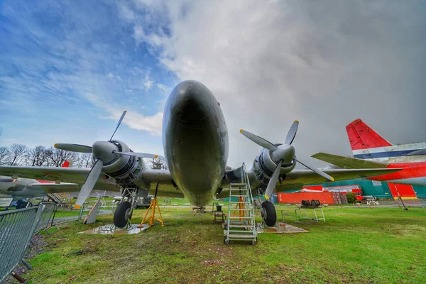 Weybridge Surrey Großbritannien Februar 2020 Dunkle Wolken Über Alten Oldtimern — Stockfoto