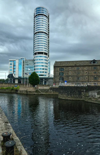 Leeds Großbritannien Juli 2019 Moderne Geschäftshäuser Der Nähe Eines Historischen — Stockfoto
